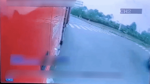 Xe ba gac phong nhanh, phanh gap khien ba nguoi lot vao gam xe tai hinh anh