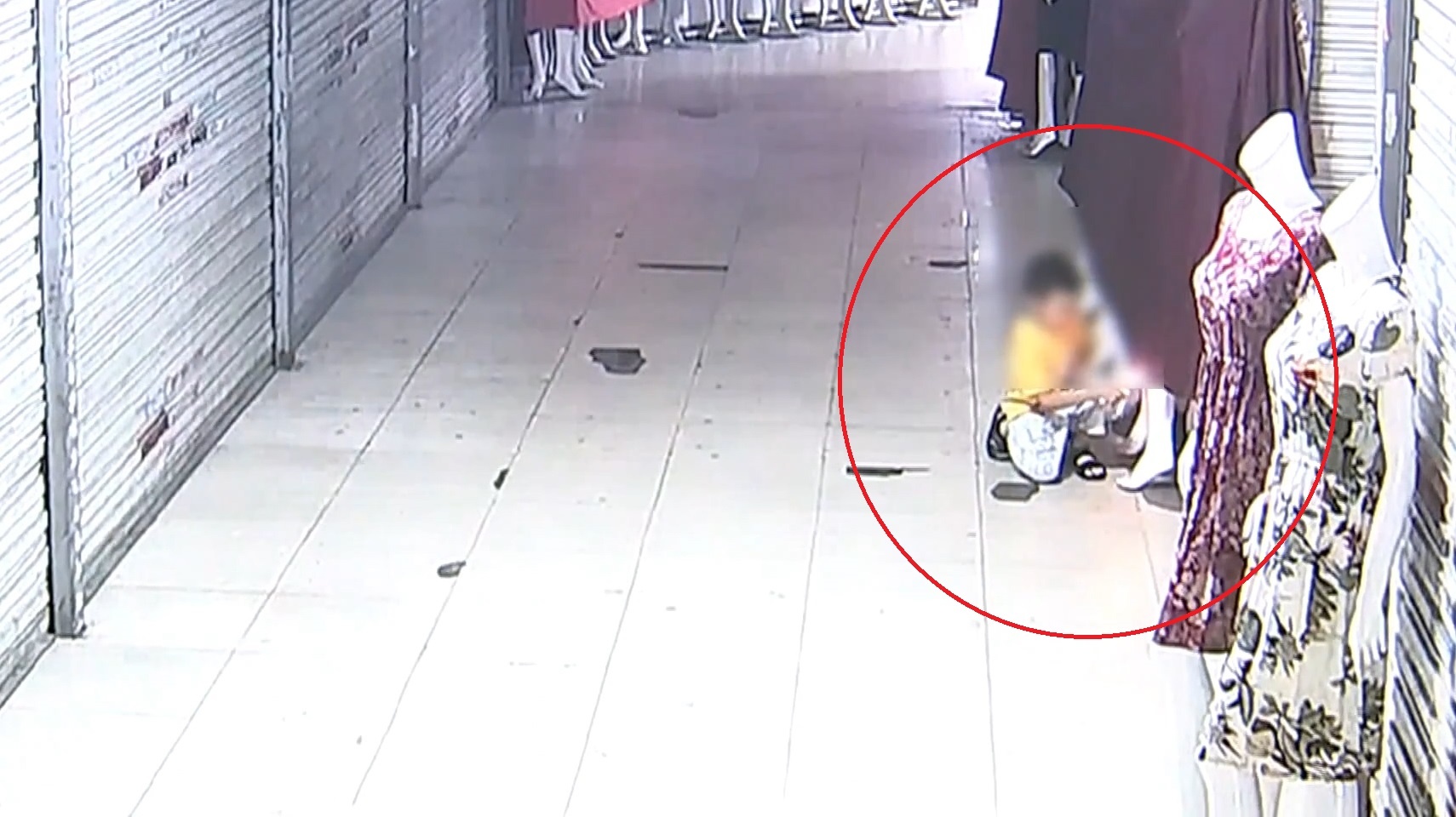 Cau be dung bat lua dot ma-no-canh o cua hang suyt gay chay hinh anh