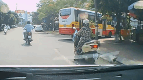 Nu tai xe bat xi nhan trai re phai suyt va vao xe tai hinh anh