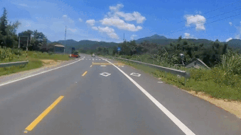 Oto lao ra duong nhap lan au, suyt gay tai nan cho xe khac hinh anh