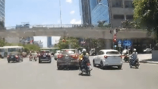 Xe may dam vao duoi oto dung dot ngot tren duong hinh anh