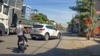 Thanh nien lai xe may phong nhanh dam thang vao duoi oto hinh anh