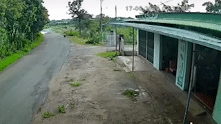 Nguoi phu nu di xe may mat lai phong nhanh vao nha dan hinh anh