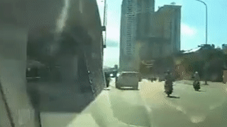 Xe may lang lach bi oto dam nga xuong duong hinh anh