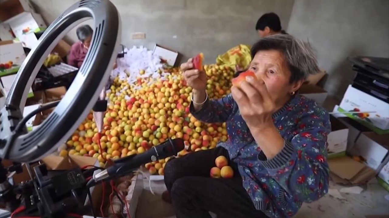 Cu ba 80 tuoi livestream ban hang, nghin don moi ngay hinh anh