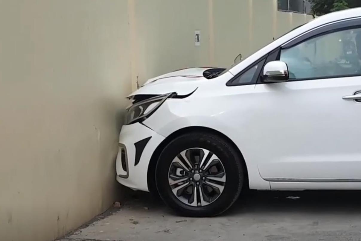 Khach hang lai oto dam thang vao tuong ngay khi ra khoi dai ly hinh anh