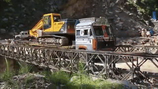 Cau sat do sap, xe tai va xe may xuc roi xuong vuc hinh anh