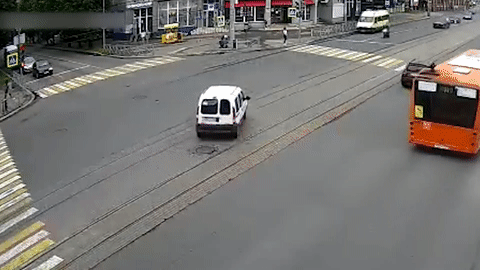 Xe may phong nhanh qua giao lo dam vao oto tai Nga hinh anh