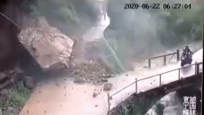 Nguoi phu nu lai xe may suyt bi tang da de trung tai Trung Quoc hinh anh