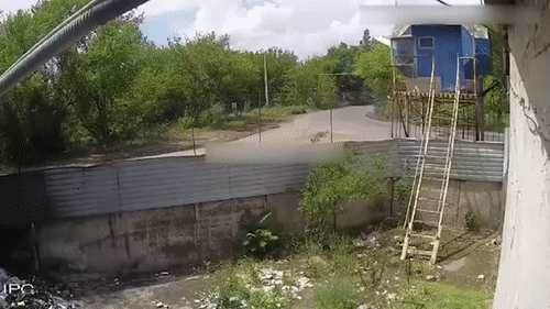 Canh may bay roi khien phi cong tu nan o Ukraine hinh anh