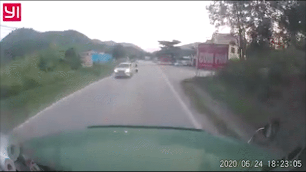 Thanh nien di xe may suyt bi xe container tong khi vuot thieu quan sat hinh anh