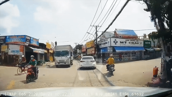 Sang duong au, xe may tong oto gay guong chieu hau hinh anh