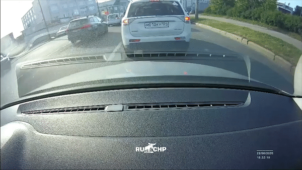 Xe may phong nhanh tong vao oto khien tai xe bi hat tung hinh anh