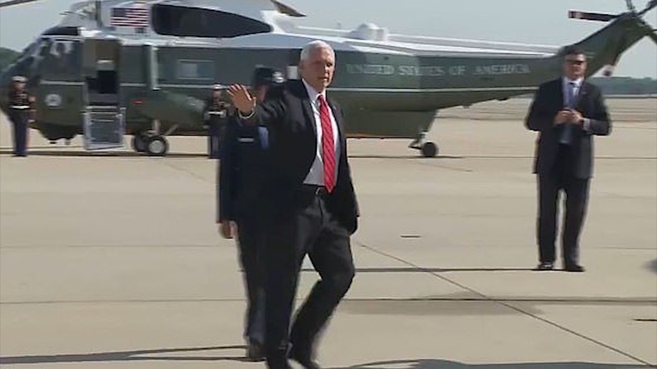 Pho tong thong My nga cau thang chuyen co Air Force Two hinh anh