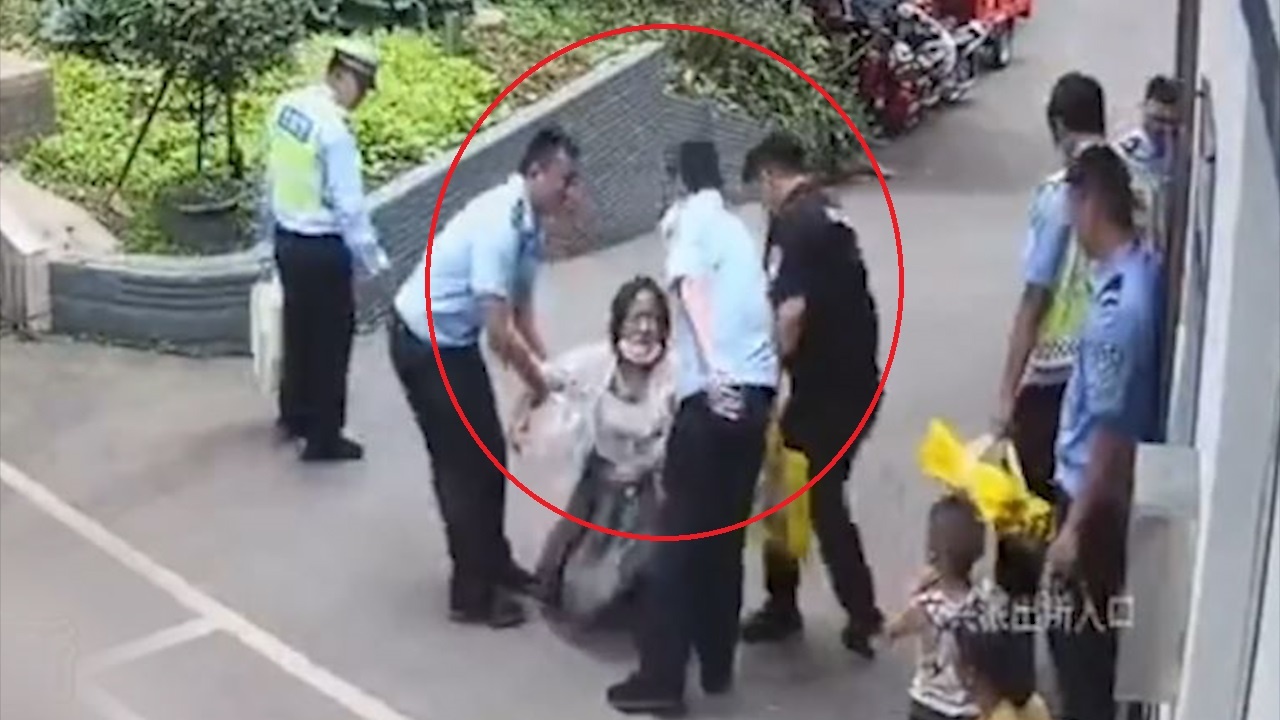 Me quy xuong cam on 2 canh sat vi da cuu con minh khoi dam chay hinh anh