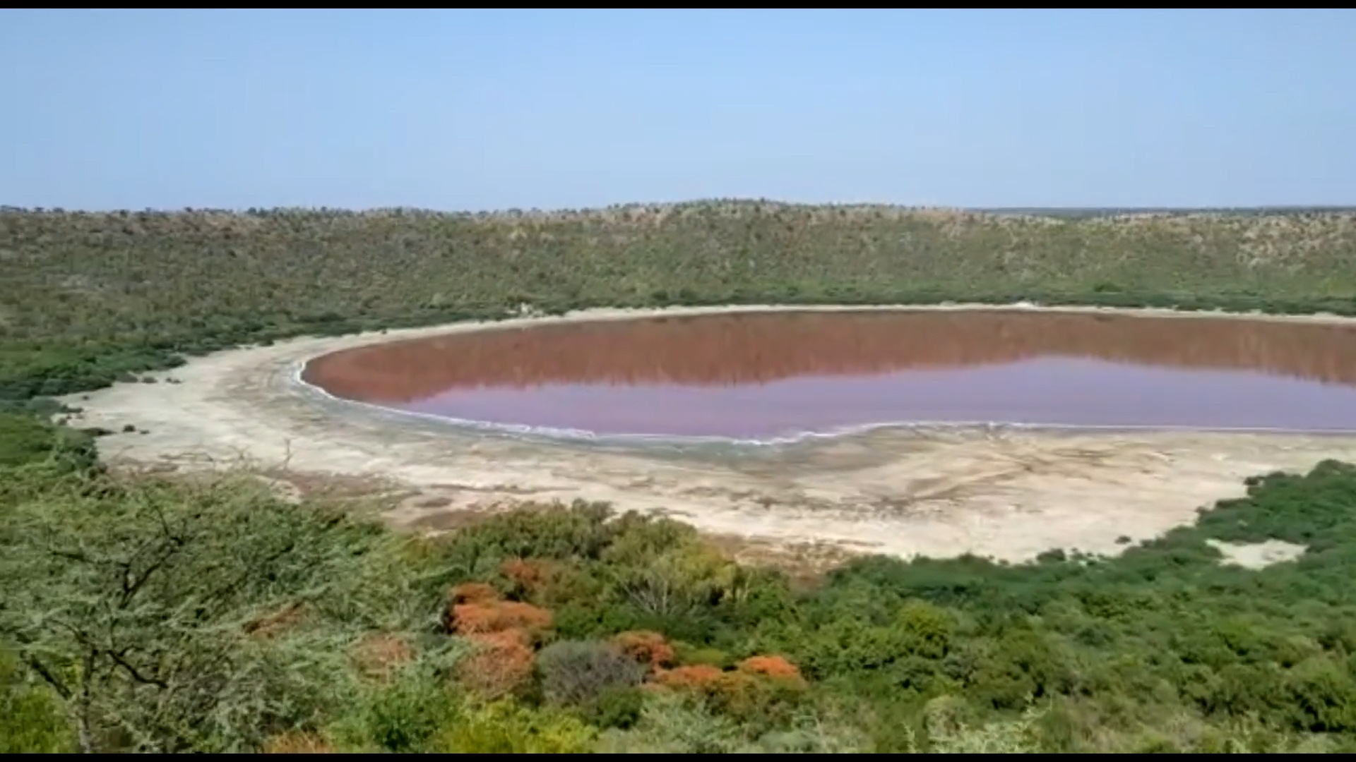 Ho nui lua 50.000 nam tuoi bat ngo doi thanh mau hong o An Do hinh anh