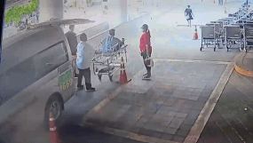 Xe cuu thuong phat no khi dang chuyen benh nhan hinh anh