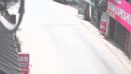 Tai xe oto danh lai cuu xe may qua duong thieu quan sat hinh anh