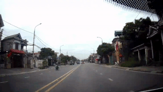 Xe khach chay lan lan suyt va cham voi oto di nguoc chieu hinh anh