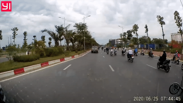 Oto lieu linh chen giua xe khach va dai phan cach de vuot len hinh anh