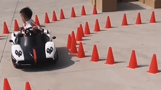 Be 5 tuoi lai oto nhu tay dua chuyen nghiep hinh anh