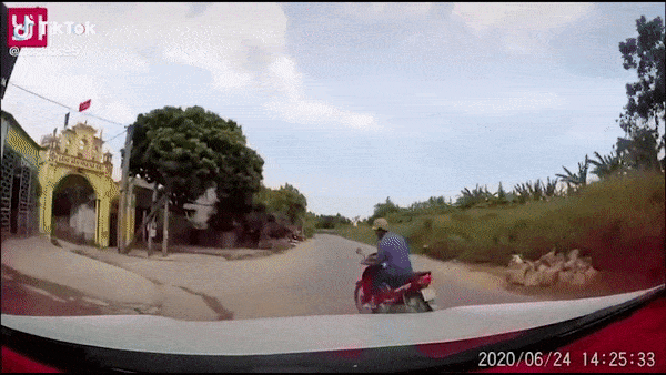 Tat dau oto, nguoi dan ong nga nhao ngay truoc dau xe hinh anh