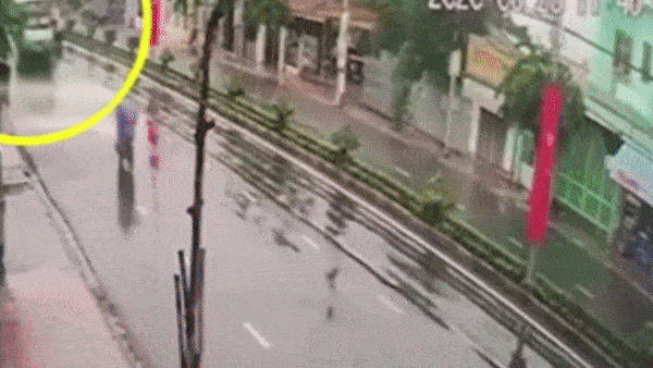 Khoanh khac xe container cay nat dai phan cach, tong guc cot den hinh anh