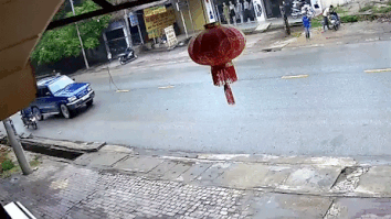 Oto lui giua duong roi lao vao mieng cong hinh anh