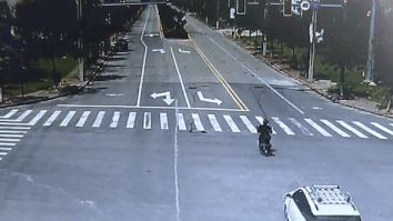 Tai xe lai oto truy duoi ten trom di xe may o Trung Quoc hinh anh