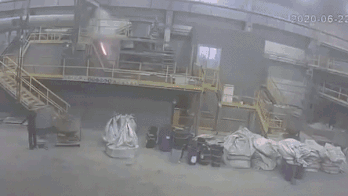 Nha may kim loai phat no, nhan vien thao chay thoat than hinh anh