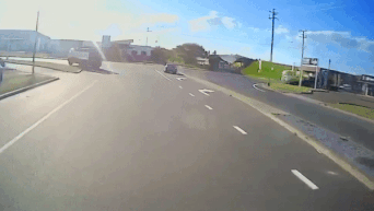 Oto phong nhanh mat lai roi lat ngua giua duong hinh anh