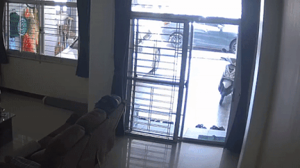 Dua tre chay dam sam vao cua kinh vi mai choi hinh anh