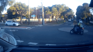 Oto thieu quan sat tong nga xe may giua giao lo hinh anh