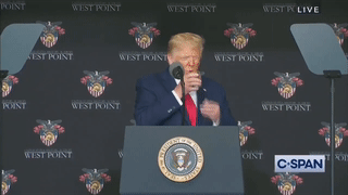 TT Trump kho khan khi nang coc nuoc, buoc di khong vung o West Point hinh anh