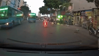 Nguoi phu nu nga ngay duoi banh xe buyt may man thoat chet hinh anh