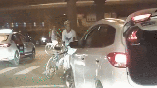 Oto bo chay sau va cham voi xe dap hinh anh