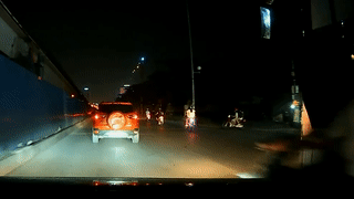 Cap doi dau tran lang lach giua oto va xe khach hinh anh