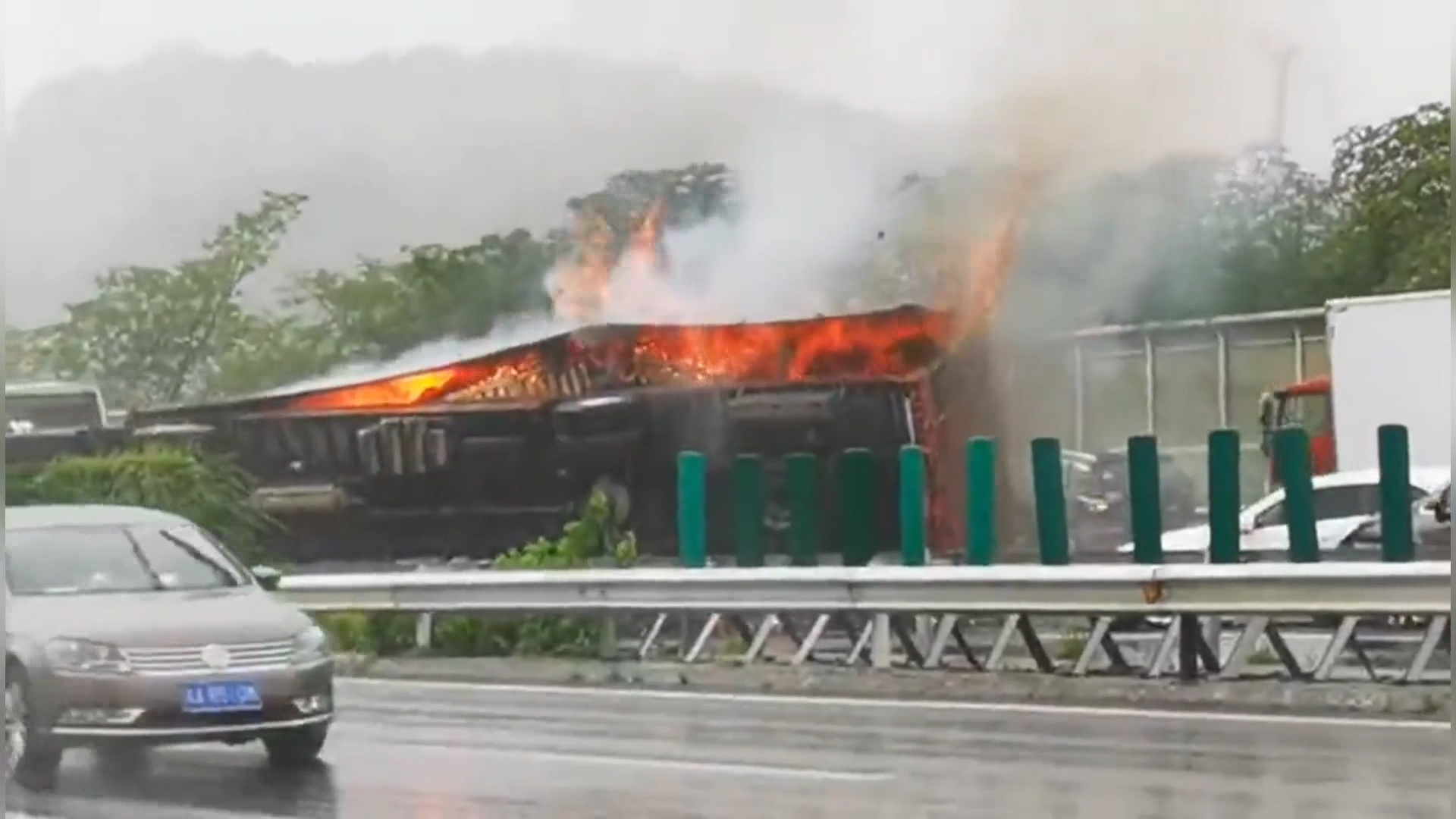 Xe tai cho 20.000 chiec iPhone bi lat va boc chay du doi o Trung Quoc hinh anh