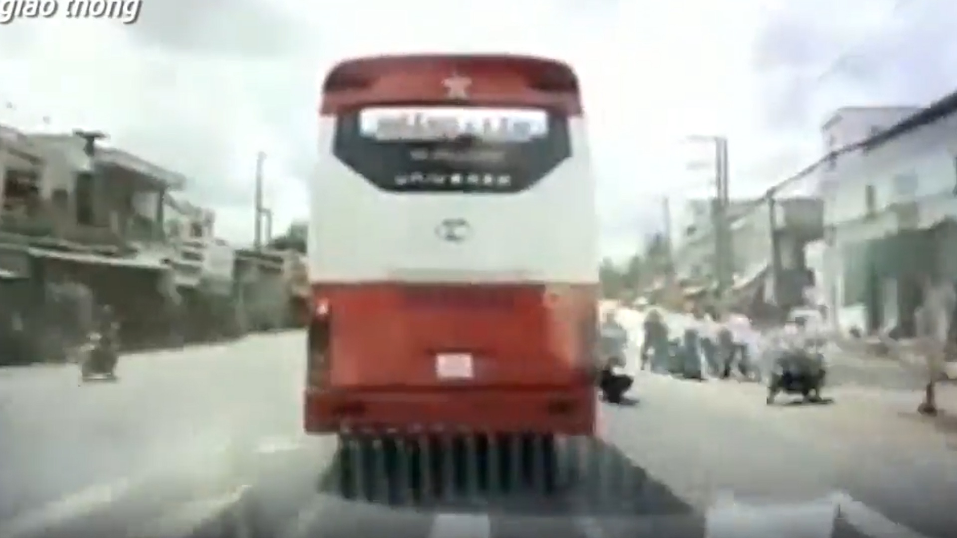 Oto khach chen ep xe cuu thuong hinh anh