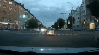 Tai xe xe may suyt bi oto can trung sau va cham giao thong hinh anh