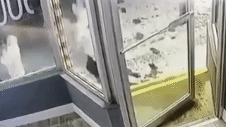 Cac co gai uot het nguoi khi xe tai chay qua vung nuoc hinh anh