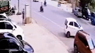 Xe may dam vao oto dang quay dau xe hinh anh