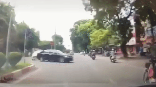 Oto cua au, huc vang xe may hinh anh