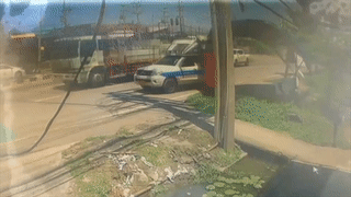 Oto keo sap nha cho xe bus roi bo di hinh anh