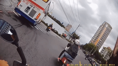 Xe bus xi nhan trai roi dot ngot re phai gay tai nan cho xe may hinh anh