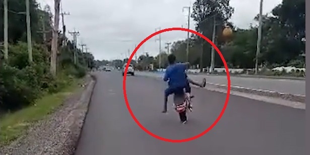 Nam thanh nien boc dau that bai, xe may nga ra duong hinh anh