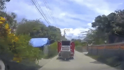 Xe day roi tu xe tai suyt lao vao xe may hinh anh