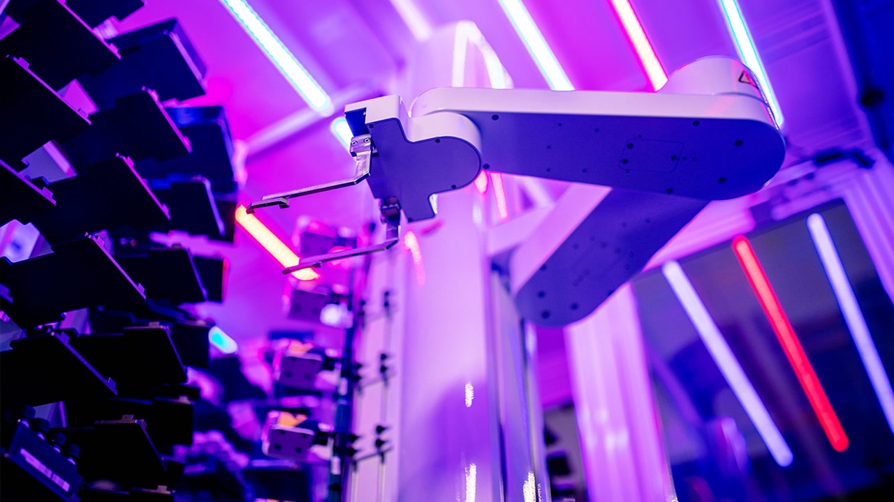 Ben trong phong thi nghiem tu van hanh boi robot hinh anh