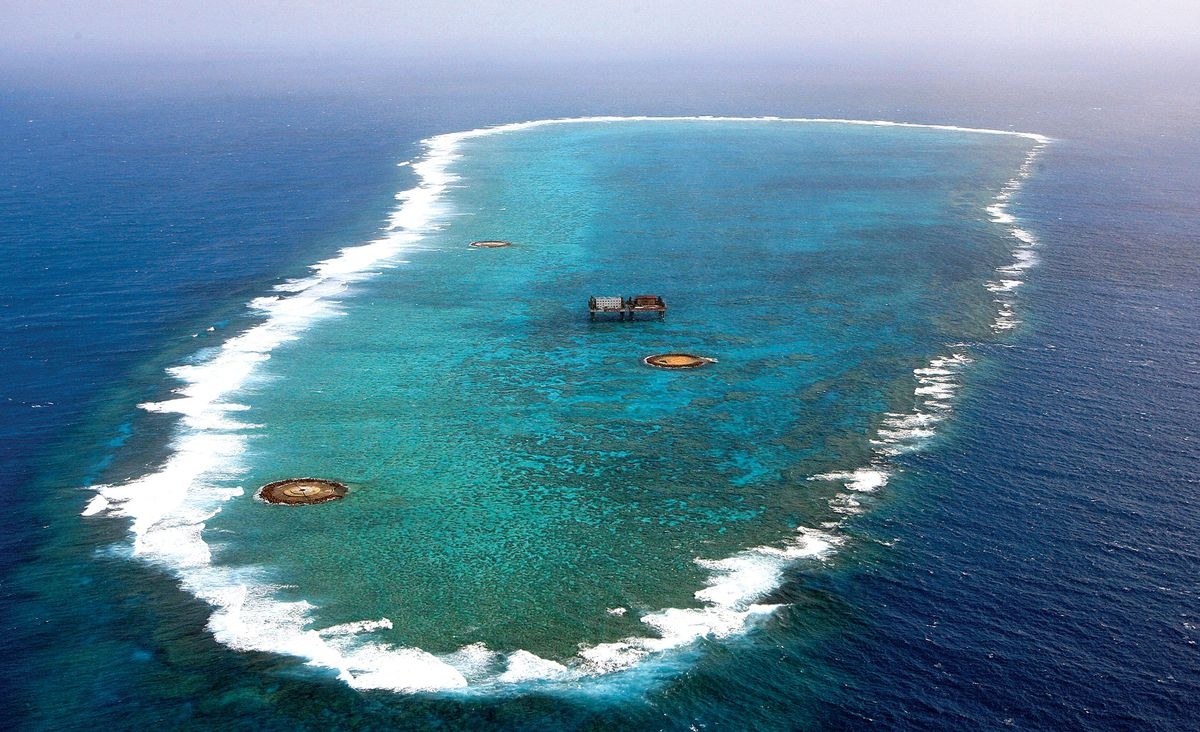 Tai sao Nhat Ban ton 600 trieu USD de bao ve 2 hon da o giua bien? hinh anh