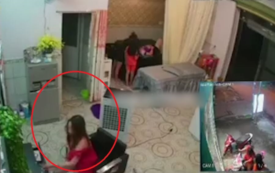 Nguoi phu nu len lay trom dien thoai trong cua tiem o TP.HCM hinh anh